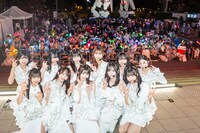 ダイバーシティ東京 プラザ フェスティバル広場に集まったファンと記念撮影するWHITE SCORPION。