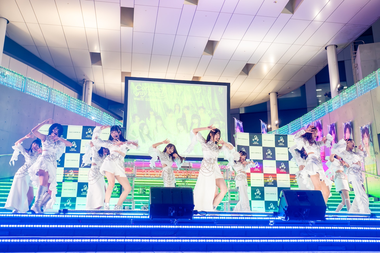 WHITE SCORPION「Corner of my heart」リリース記念イベントの様子。