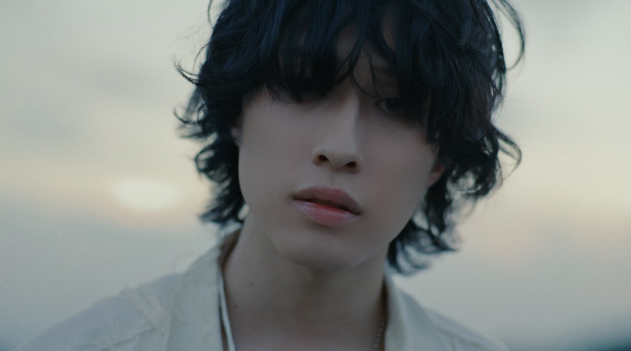 OSHIKIKEIGOが広大な自然の中で歌う、「喩えて」MV公開