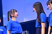 卒業する山口結杏（右）に最後のメッセージを送るリーダーの塩釜菜那（左）。（撮影：斉藤明）