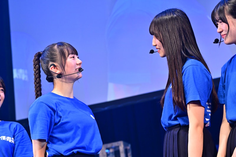 卒業する山口結杏（右）に最後のメッセージを送るリーダーの塩釜菜那（左）。（撮影：斉藤明）