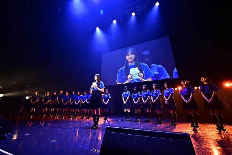 ファンとメンバーに向けて手紙を読み上げる山口結杏。（撮影：斉藤明）