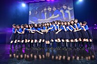 山口結杏のもとに集まる僕青メンバー。（撮影：斉藤明）