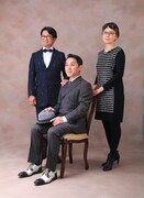 30周年記念で撮影されたyes, mama ok?の最新アーティスト写真。オリジナルメンバーで集合した高橋晃、金剛地武志、仲澤真萠（左から）。