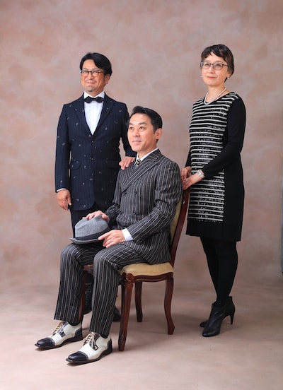 30周年記念で撮影されたyes, mama ok?の最新アーティスト写真。オリジナルメンバーで集合した高橋晃、金剛地武志、仲澤真萠（左から）。