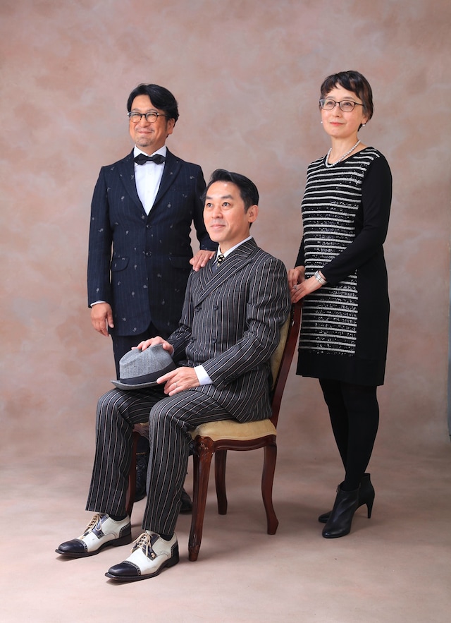 30周年記念で撮影されたyes, mama ok?の最新アーティスト写真。オリジナルメンバーで集合した高橋晃、金剛地武志、仲澤真萠（左から）。