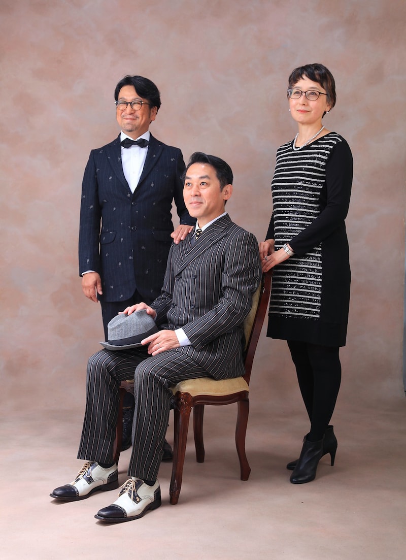 30周年記念で撮影されたyes, mama ok?の最新アーティスト写真。オリジナルメンバーで集合した高橋晃、金剛地武志、仲澤真萠（左から）。