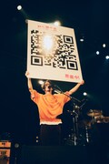QRコードを掲げる後藤正文（Vo, G / ASIAN KUNG-FU GENERATION）（撮影：山川哲矢）