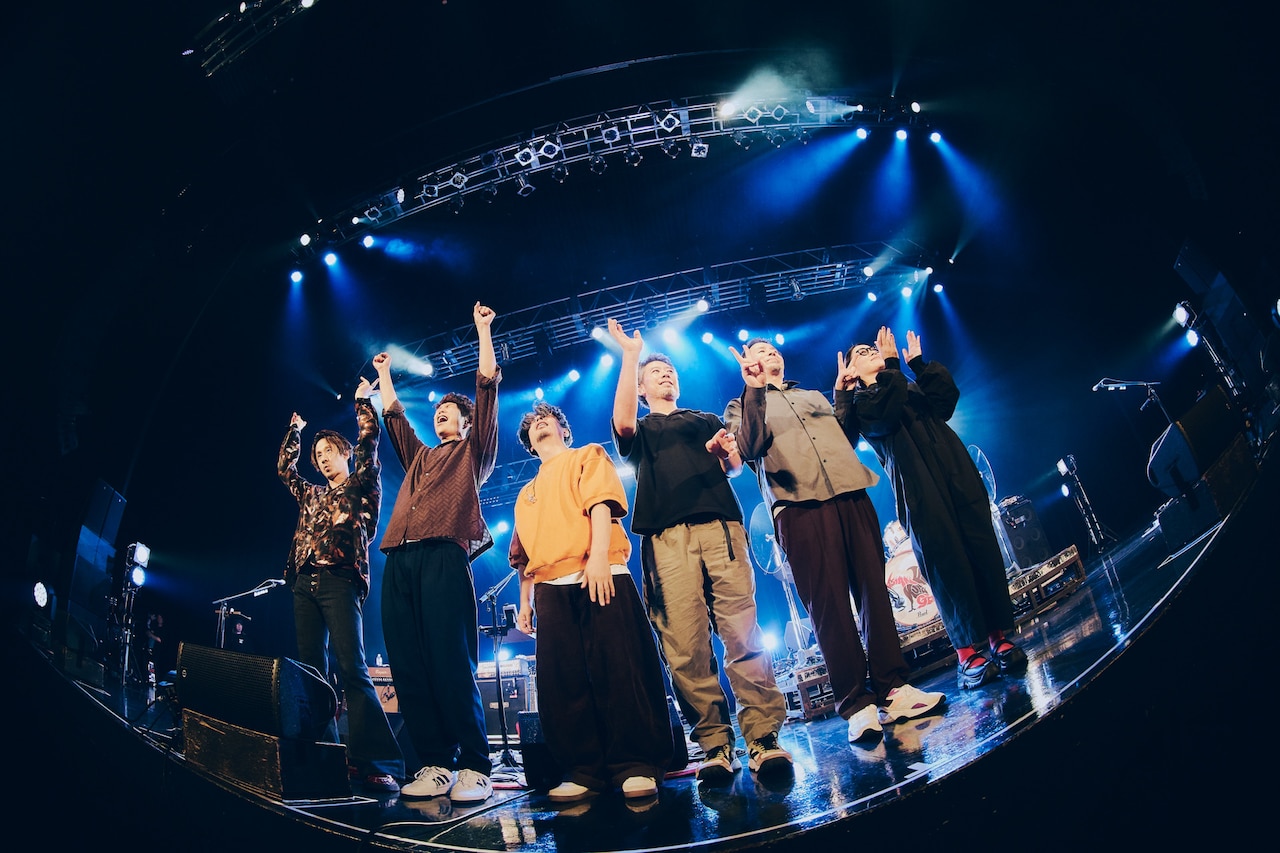 「"NANO-MUGEN CIRCUIT 2025" ASH×AKG Split tour」を完走したアジカンとサポートメンバー。（撮影：山川哲矢）
