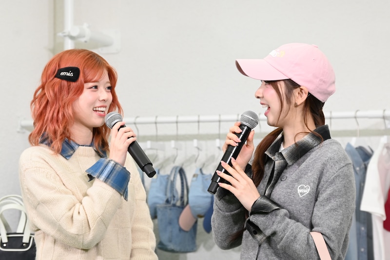 今日食べたごはんを語り合うNiziUのRIKUとMIIHI。鮭はらみのおにぎりを食べて、水を飲んだとのこと。