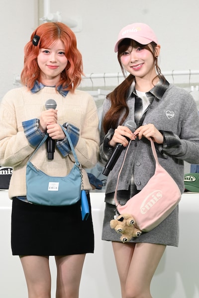 NiziUのRIKUとMIIHI。