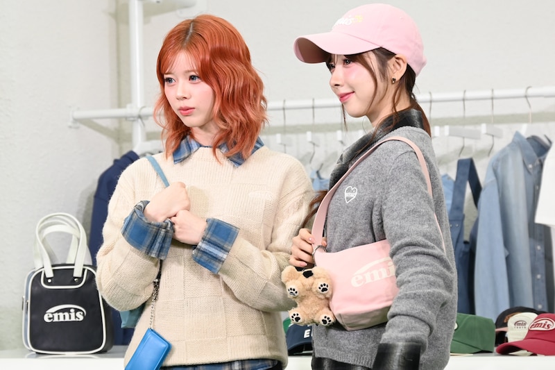 NiziUのRIKUとMIIHI。