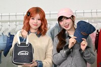 それぞれ好きなアイテムを選んだNiziUのRIKUとMIIHI。