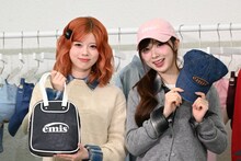 それぞれ好きなアイテムを選んだNiziUのRIKUとMIIHI。