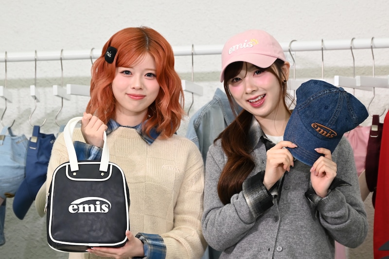 それぞれ好きなアイテムを選んだNiziUのRIKUとMIIHI。