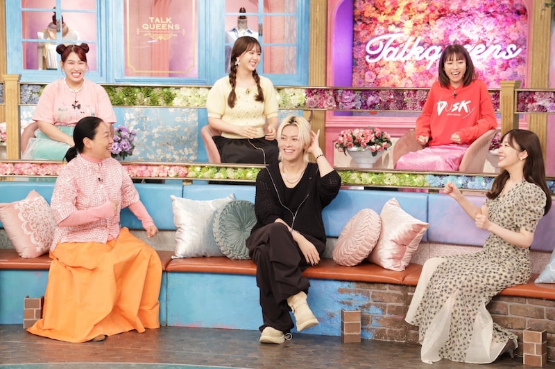 「トークィーンズ」より、ユウタ（中本悠太 / NCT 127）を取り囲む“トークィーンズ”。©︎フジテレビ