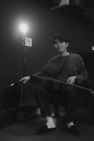 「キネマ旬報シアター応援独奏会」本番前の折坂悠太。