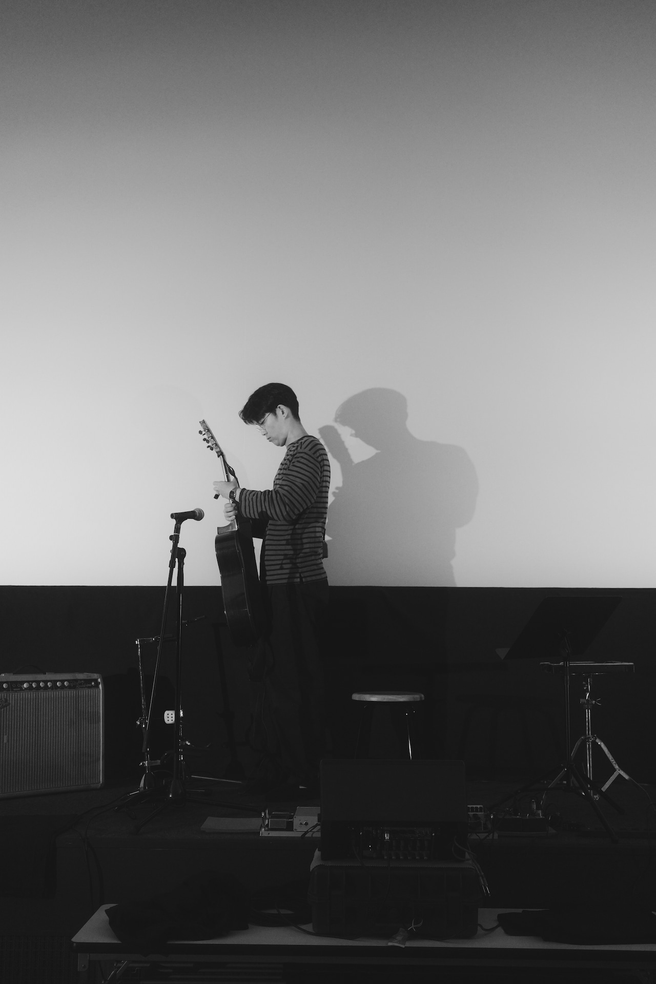 応援独奏会に向けて準備をする折坂悠太。