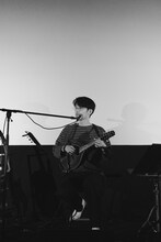 「キネマ旬報シアター応援独奏会」リハーサル時の折坂悠太。