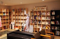 キネマ旬報シアター館内ロビーの様子。