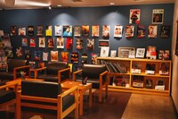 キネマ旬報シアター館内ロビーの様子。