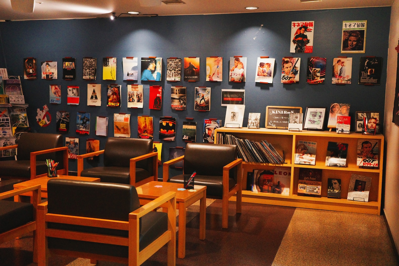 キネマ旬報シアター館内ロビーの様子。