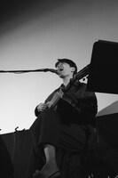 「キネマ旬報シアター応援独奏会」での折坂悠太。