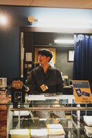 終演後にはサイン入りポストカードを販売した折坂。