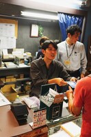 ポストカードを手渡す折坂。