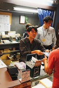 ポストカードを手渡す折坂。