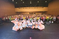 フロアをバックに記念撮影するフューチャーサイダー。