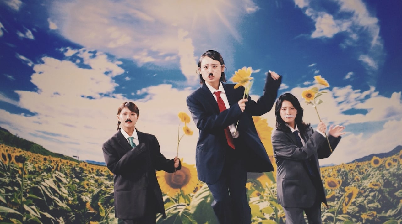 サバシスターがちょび髭サラリーマン姿でコミカルに歌う「台風」MV公開