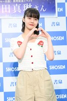 ポーズのリクエストに応える福田真琳（つばきファクトリー）。