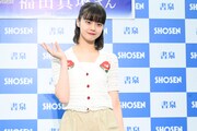 ポーズのリクエストに応える福田真琳（つばきファクトリー）。