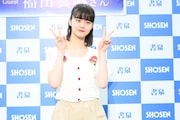 ポーズのリクエストに応える福田真琳（つばきファクトリー）。