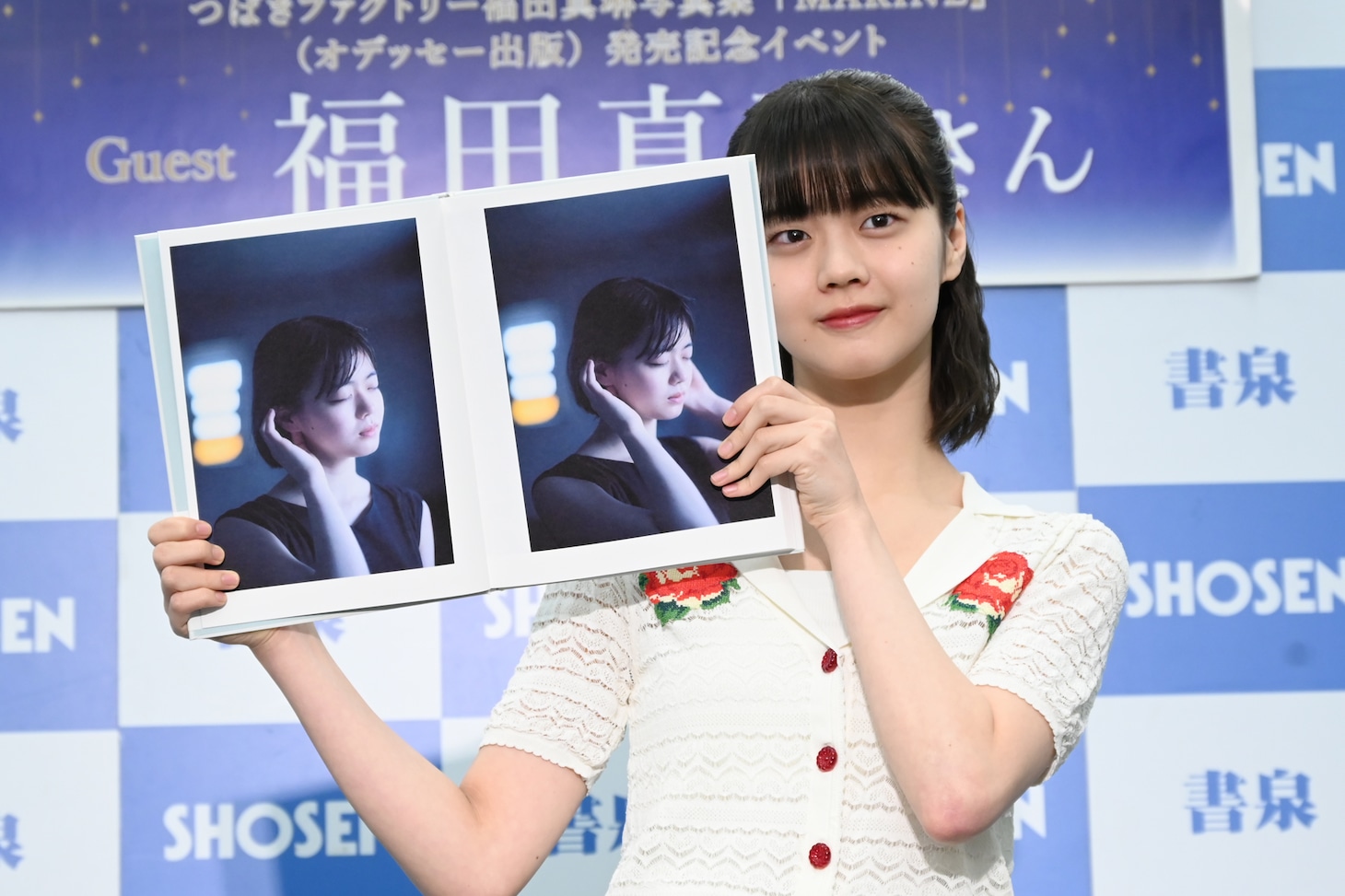 お気に入りの写真を見せる福田真琳（つばきファクトリー）。