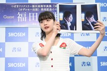 お気に入りの写真を見せる福田真琳（つばきファクトリー）。