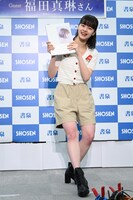 「バレエみたいに立ってもらえますか？」という無茶振りに応える福田真琳（つばきファクトリー）。