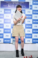 記者からの無茶振りに笑う福田真琳（つばきファクトリー）。