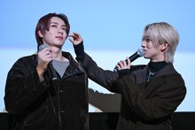 ドラマの中のとあるシーンでの冨田侑暉（左）の演技を再現するNAOYA（右）。