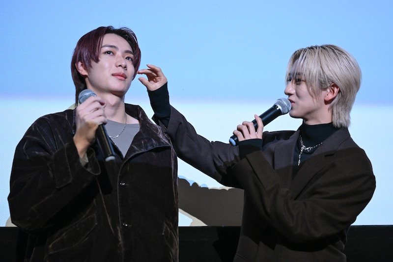 ドラマの中のとあるシーンでの冨田侑暉（左）の演技を再現するNAOYA（右）。