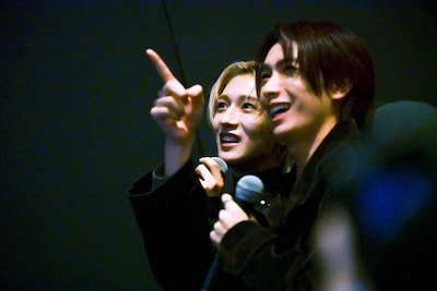 イベントで初披露された 30秒バージョンの予告映像に大騒ぎする2人。