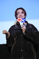 NAOYAの普段のカバンの持ち方を再現する冨田侑暉。