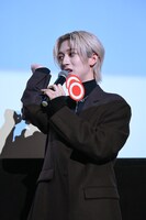 カバンの“湊持ち”は「ここの筋肉が痛くなる」と力説するNAOYA。