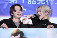 左から冨田侑暉（龍宮城）、NAOYA（MAZZEL）。