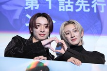 左から冨田侑暉（龍宮城）、NAOYA（MAZZEL）。