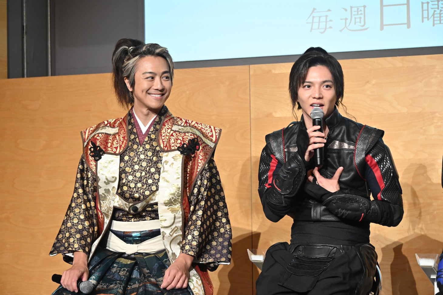 左からTAKAHIRO、佐藤大樹。