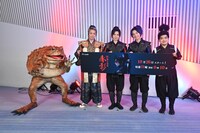 左から怪獣・千年蟇、TAKAHIRO、佐藤大樹、木村慧人、加藤諒。
