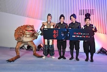 左から怪獣・千年蟇、TAKAHIRO、佐藤大樹、木村慧人、加藤諒。