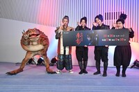 左から怪獣・千年蟇、TAKAHIRO、佐藤大樹、木村慧人、加藤諒。